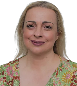 Πορτρέτο γυναίκας με ξανθά μαλλιά και χαμόγελο